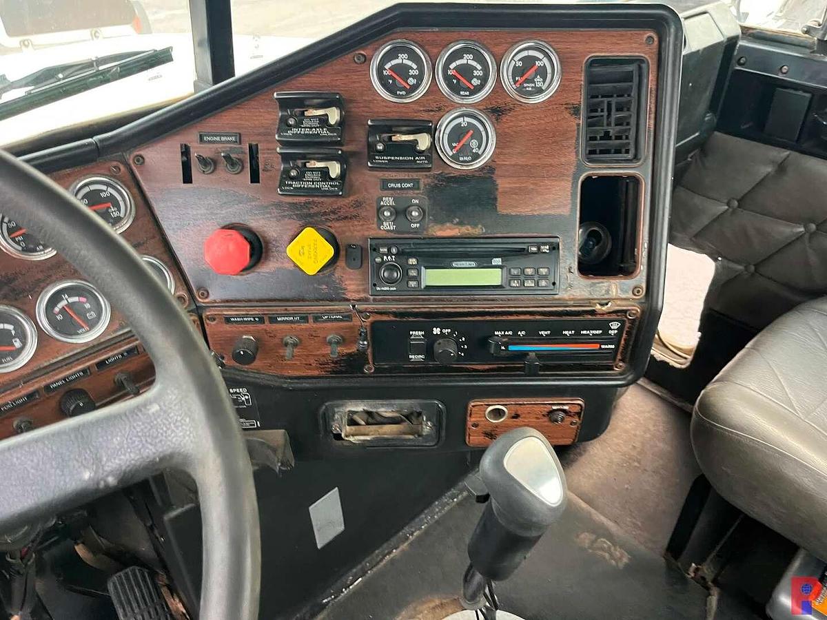 Used 2006 FREIGHTLINER FLD120 SD T/A 65K LBS WINCH TRUCK