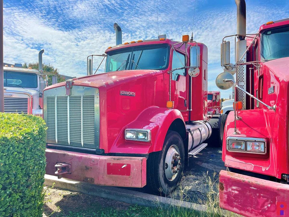 Used 2009 KENWORTH T800 T/A 36” SLEEPER TRUCK