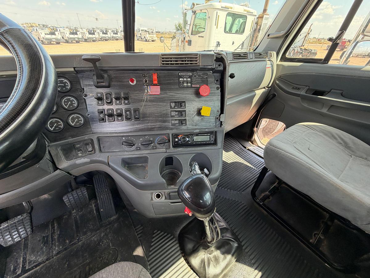 Used 2006 Freightliner Columbia 120 Day Cab Haul Truck