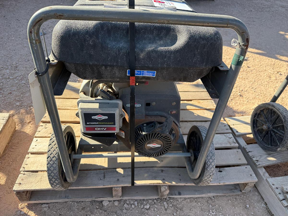 Used STORM RESPONDER MODEL 030430 / 5500 AC WATTS / 120/240-VOLTS P/B BRIGGS&STRATTON GAS ENGINE PORTABLE GENERATOR