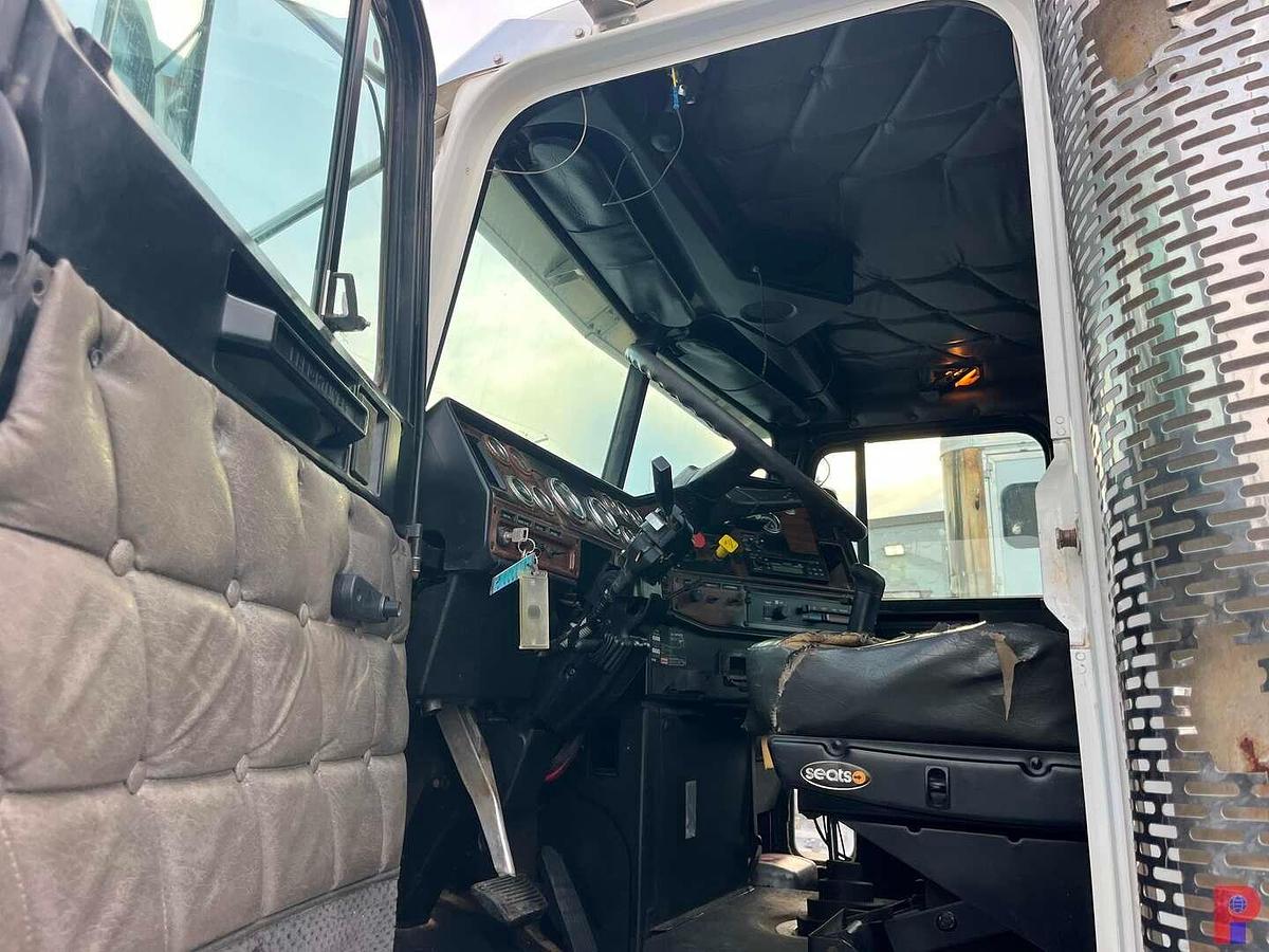 Used 2006 FREIGHTLINER FLD120 SD T/A 65K LBS WINCH TRUCK