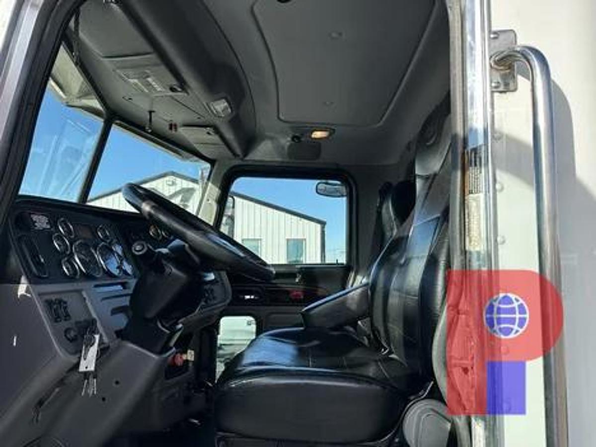 Used 2013 PETERBILT 384 T/A DAY CAB TRUCK TRACTOR