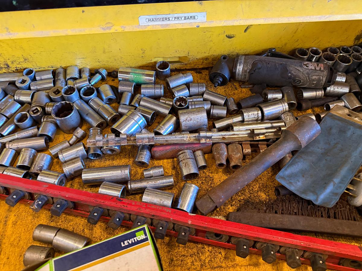 Used LOT OF (7) 2-TON TO 20-TON FLOOR JACKS, (1) 1-1/2 TON CHAIN HOIST, (2) DAYTONA WHEEL DOLLEYS, (6) 10-TON TO 22-TON JACK STANDS