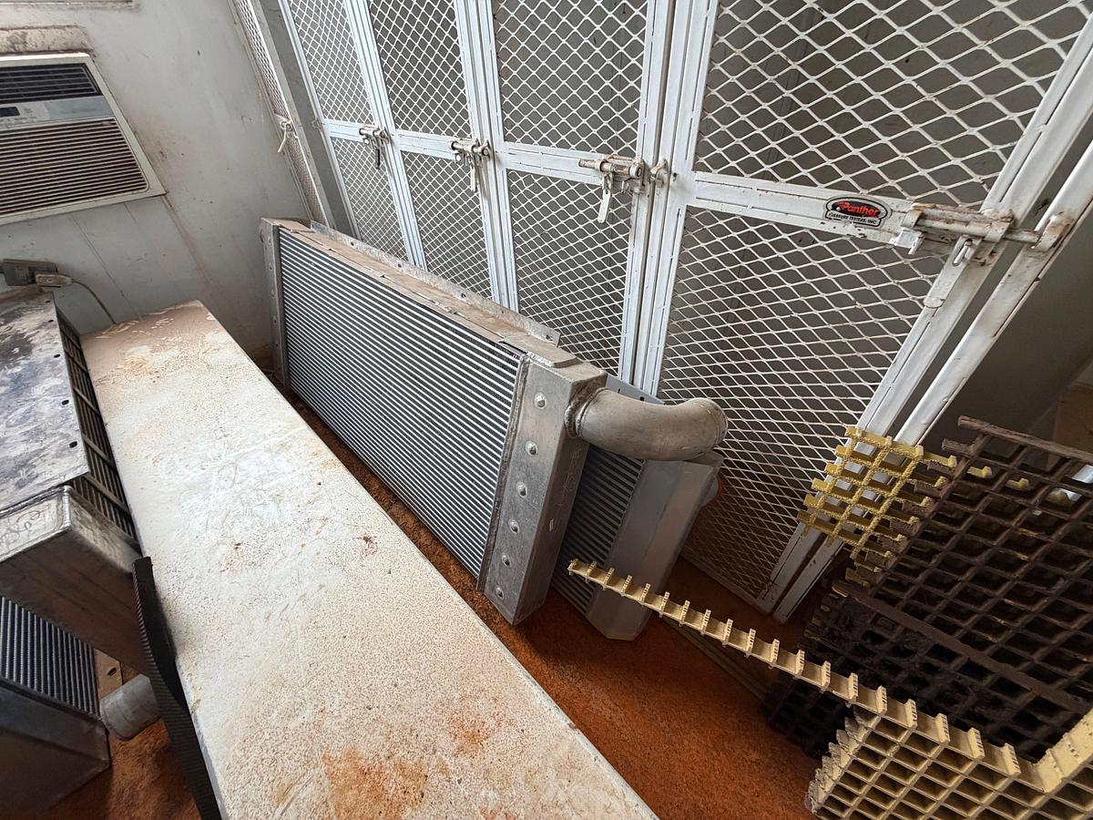 Used 35x8.5x9H SKIDDED DOG HOUSE