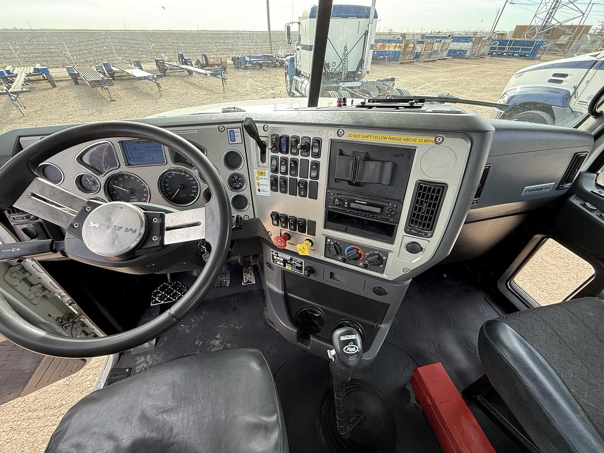 Used 2014 MACK PINNACLE CHU613 T/A 80K HYD. SLICK BACK WINCH TRUCK