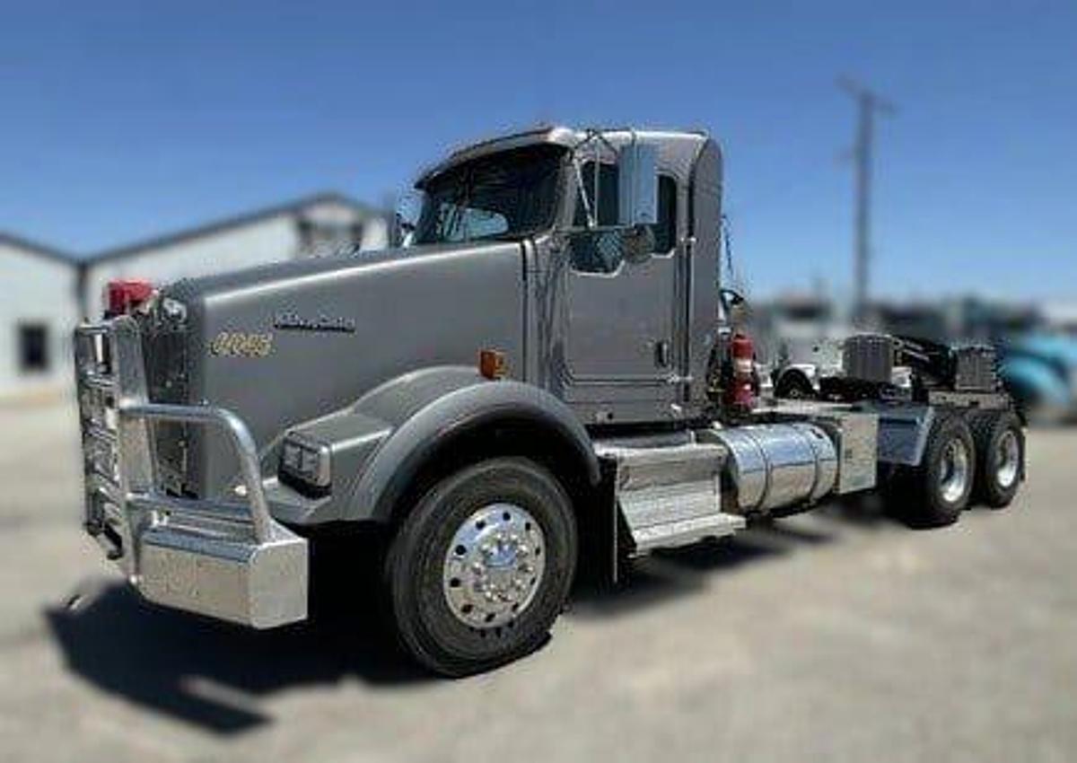 Used 2013 KENWORTH T800 T/A DAY CAB TRUCK TRACTOR