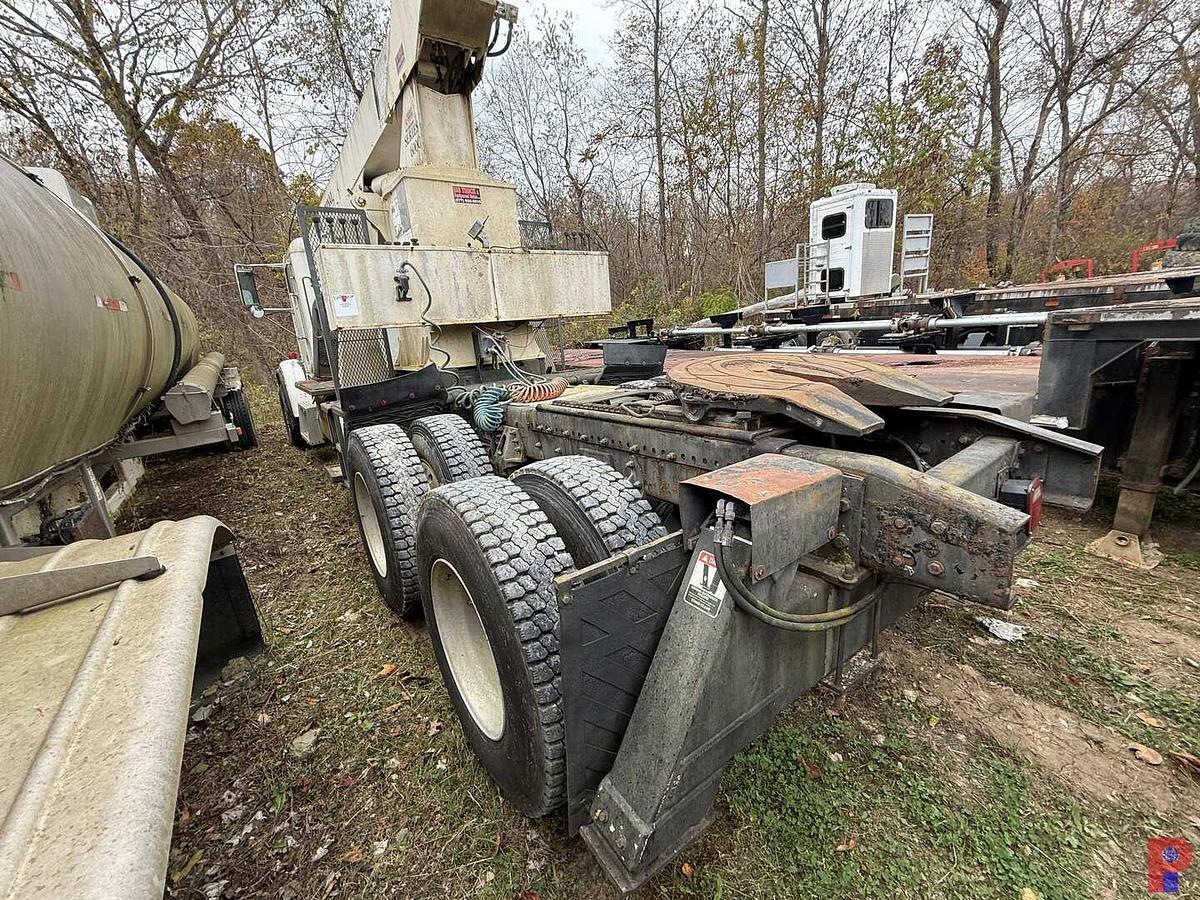 Used 2000 FRIEGHTLINER  FLD 120SD T/A W/ NATIONAL 600C CRANE TRUCK
