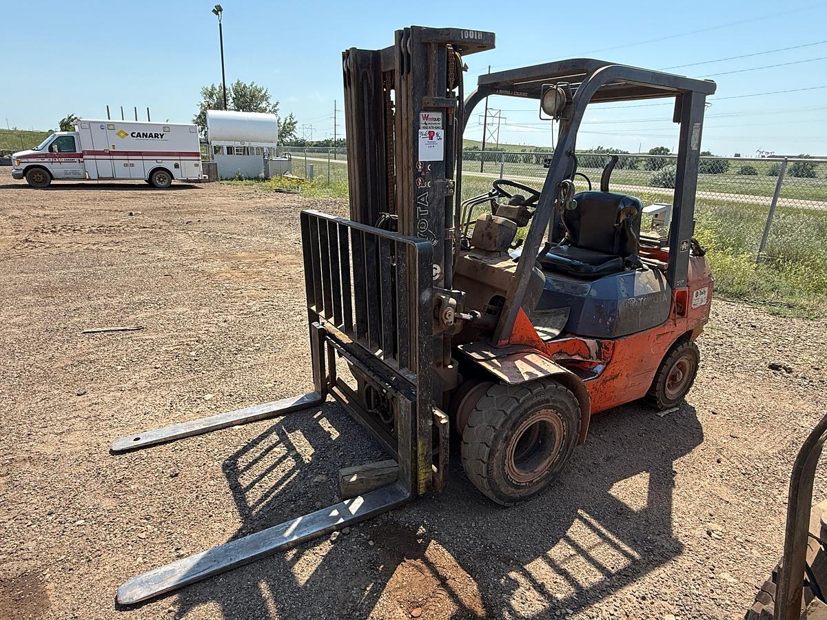 Used TOYOTA 7FGU25 G/LP 4,550 LBS FORKLIFT (inoperable)