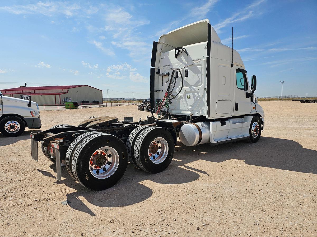 Used 2011 FREIGHTLINER CASCAIDA SLEEPER TRUCK