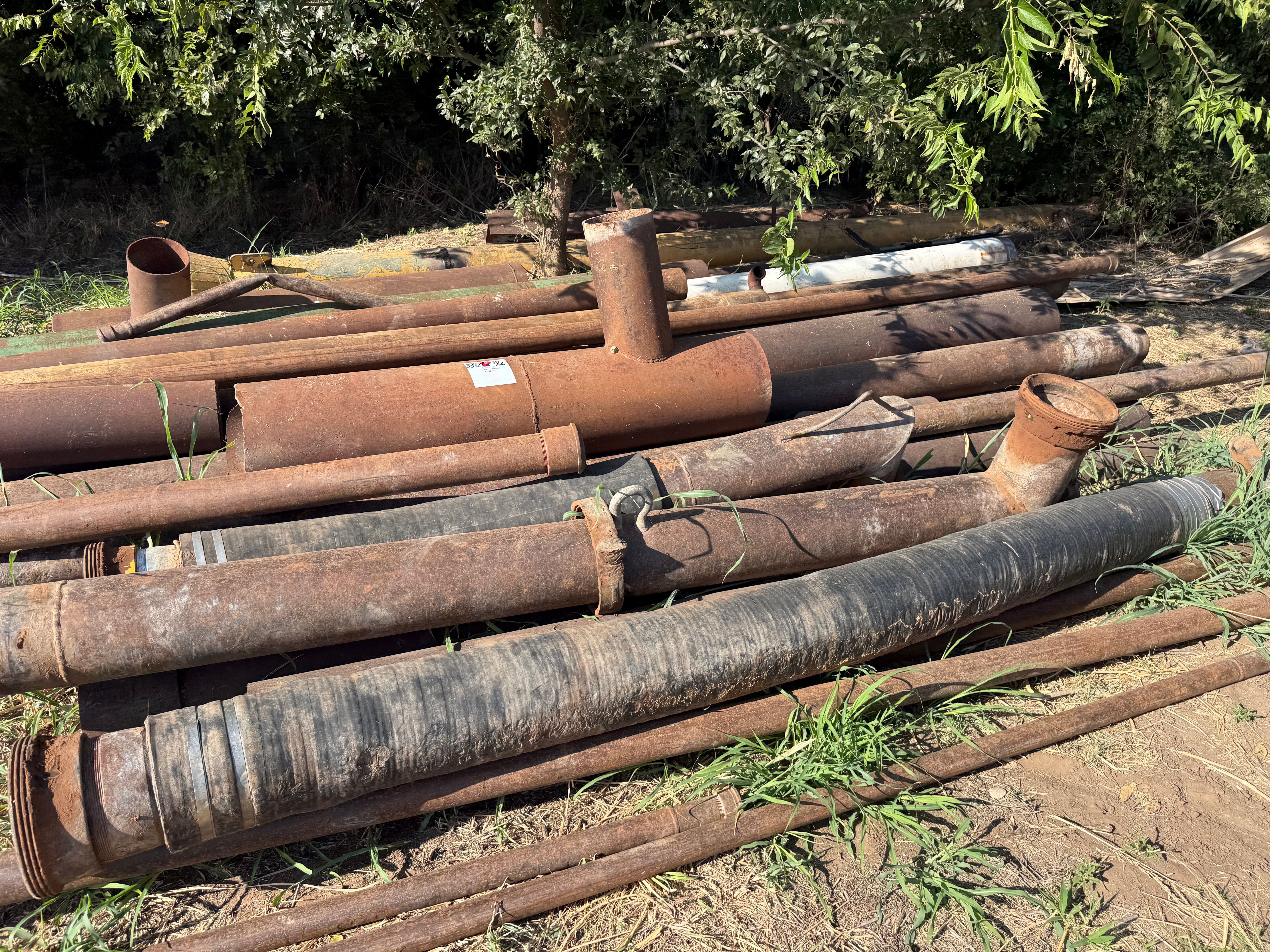 Used (1) 5-1/2” OCT. KELLY, BUSHING, RATHOLE, & PILE OF VARIOUS MUD HOSES & PIPE MOSTLY 8”