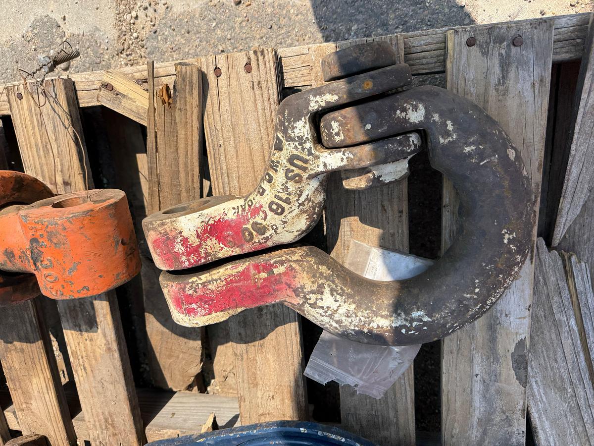 Used PALLET W/ (2) 30-Ton ROD CLEVIS’s, MCKISSICK 9/16”x 10” SGL SHEAVE 8-TON BLOCK, 18” CROWN SHEAVE, & RELATED