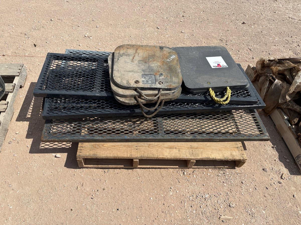 Used (2 pallets) w/ assorted hydraulic hoses. (5) outrigger pads, hydraulic hand pump, etc.