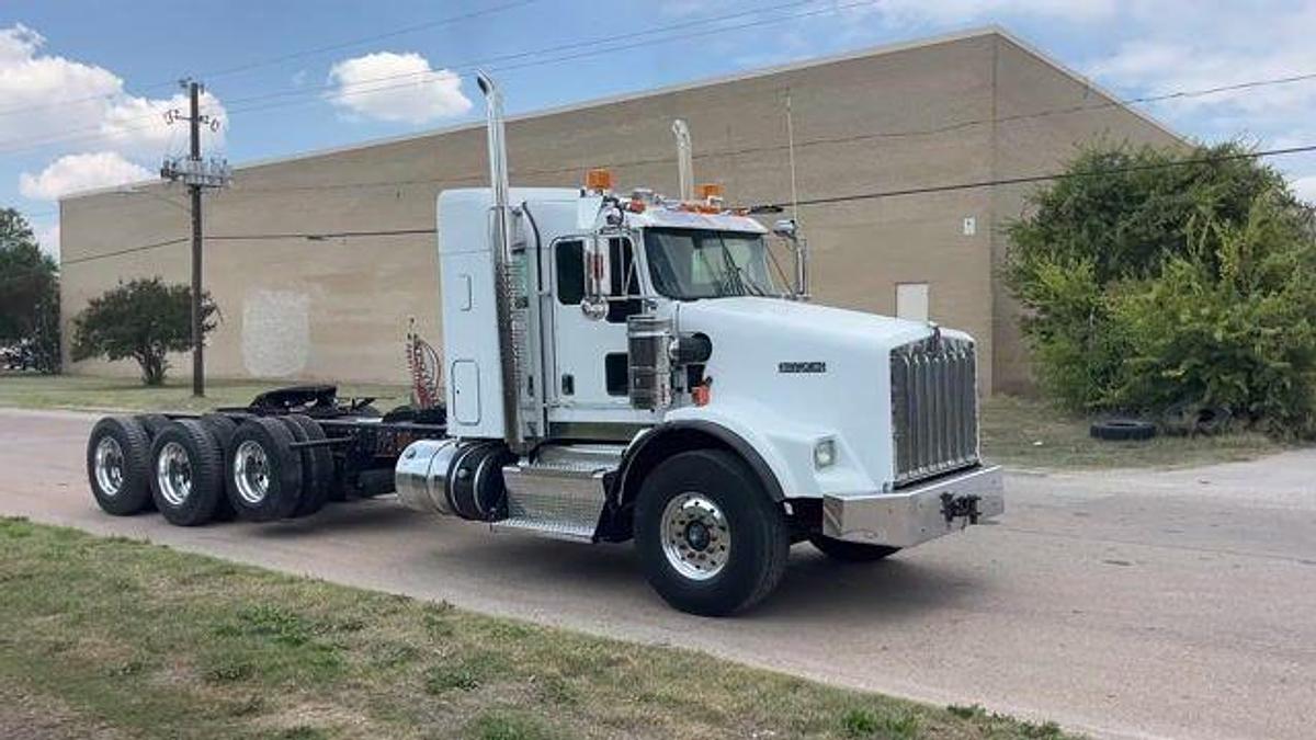 Used 2013 KENWORTH T800 TRI AXLE 36” SLEEPER TRUCK