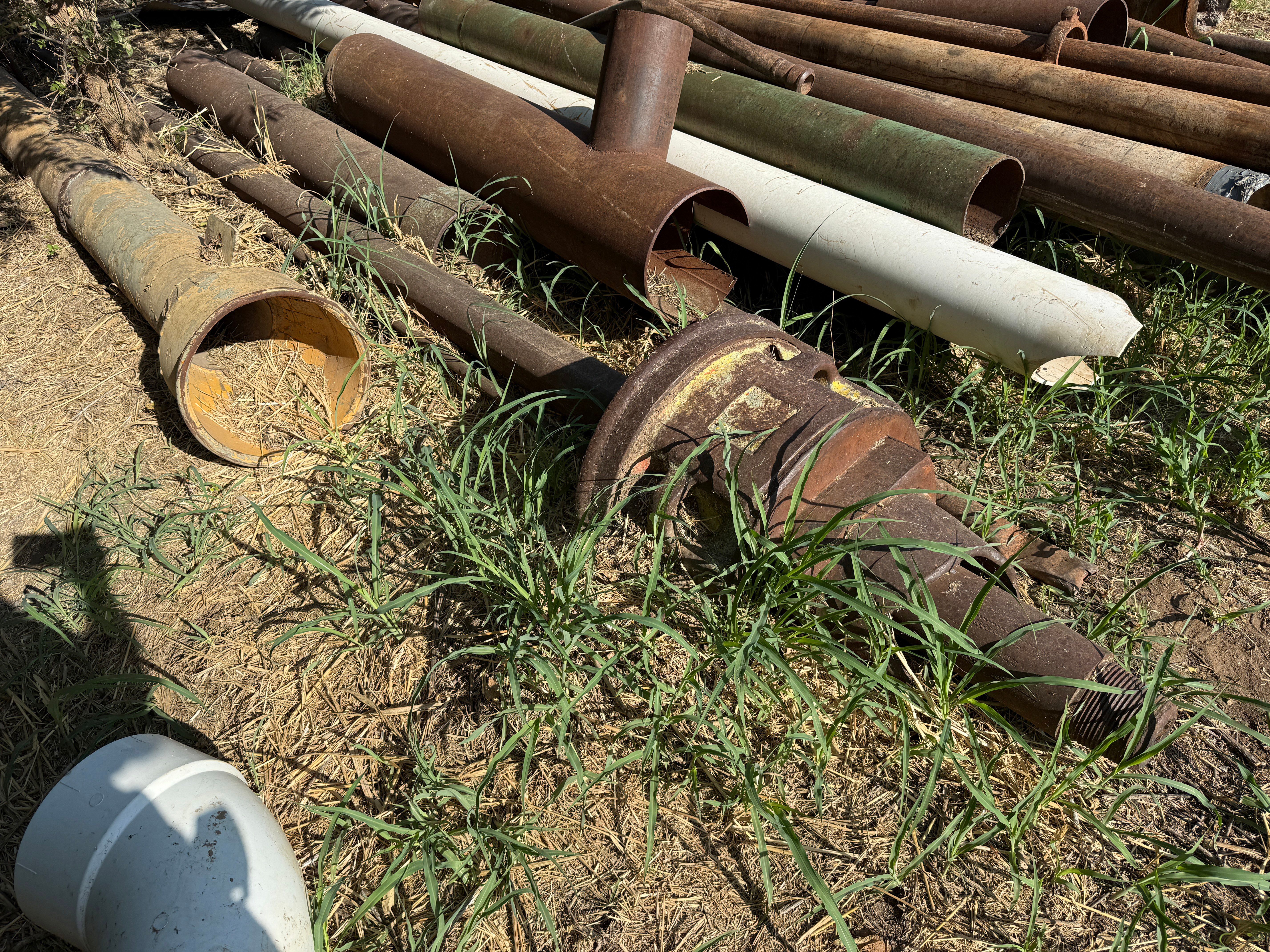 Used (1) 5-1/2” OCT. KELLY, BUSHING, RATHOLE, & PILE OF VARIOUS MUD HOSES & PIPE MOSTLY 8”