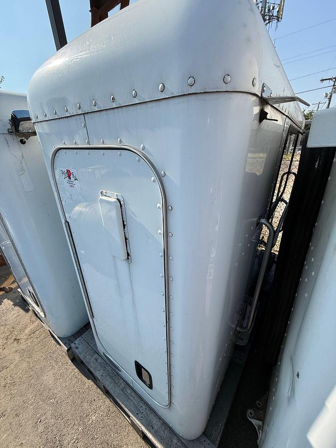 Used UNIBILT 36” SLEEPER FOR PETERBILT TRUCK