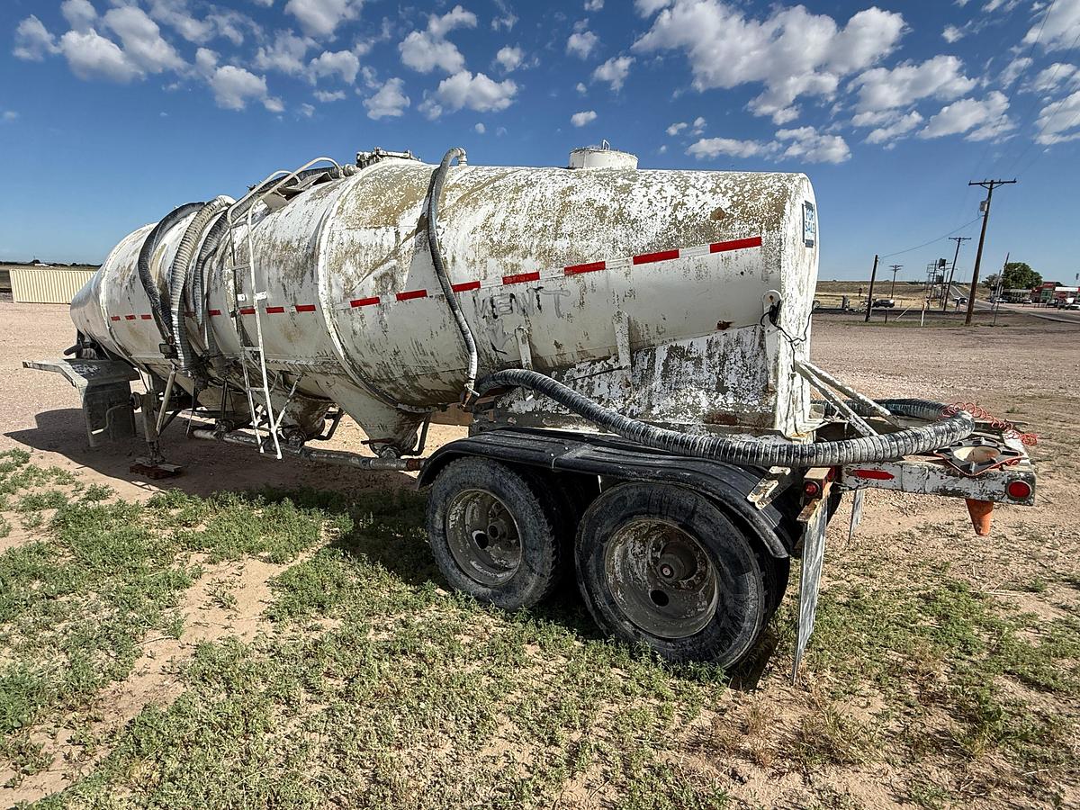 Used 1966 FRUEHAUF   T/A PNEUMATIC DRY BULK TRAILER