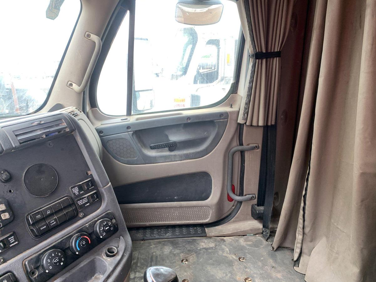 Used 2008 Freightliner Columbia 120 Sleeper Truck