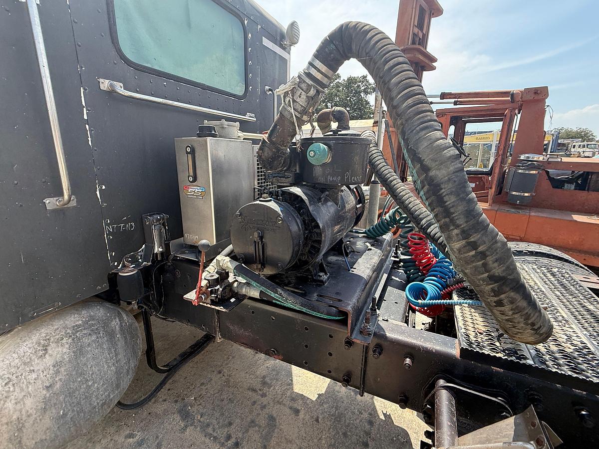 Used 2002 PETERBILT 379 T/A 36” SLEEPER TRUCK W/ VAC PUMP
