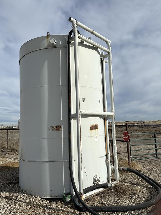 Used 15’ H X 10’ DIA. 200 BBL STEEL STORAGE FLUID TANK, SKIDDED