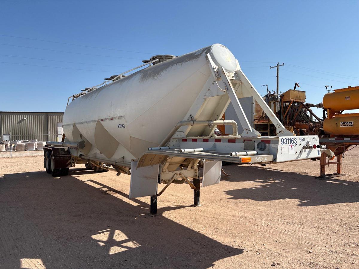 Used 1978 FRUEHAUF 985 CU. FT. T/A PNEUMATIC DRY BULK TANK TRAILER