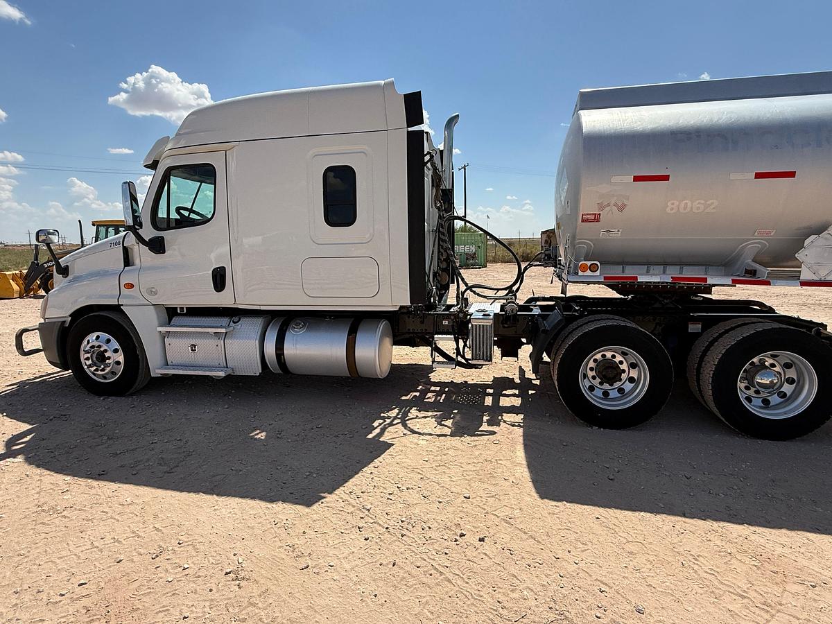 Used 2014 FREIGHTLINER CASCADIA T/A 64” SLEEPER TRUCK