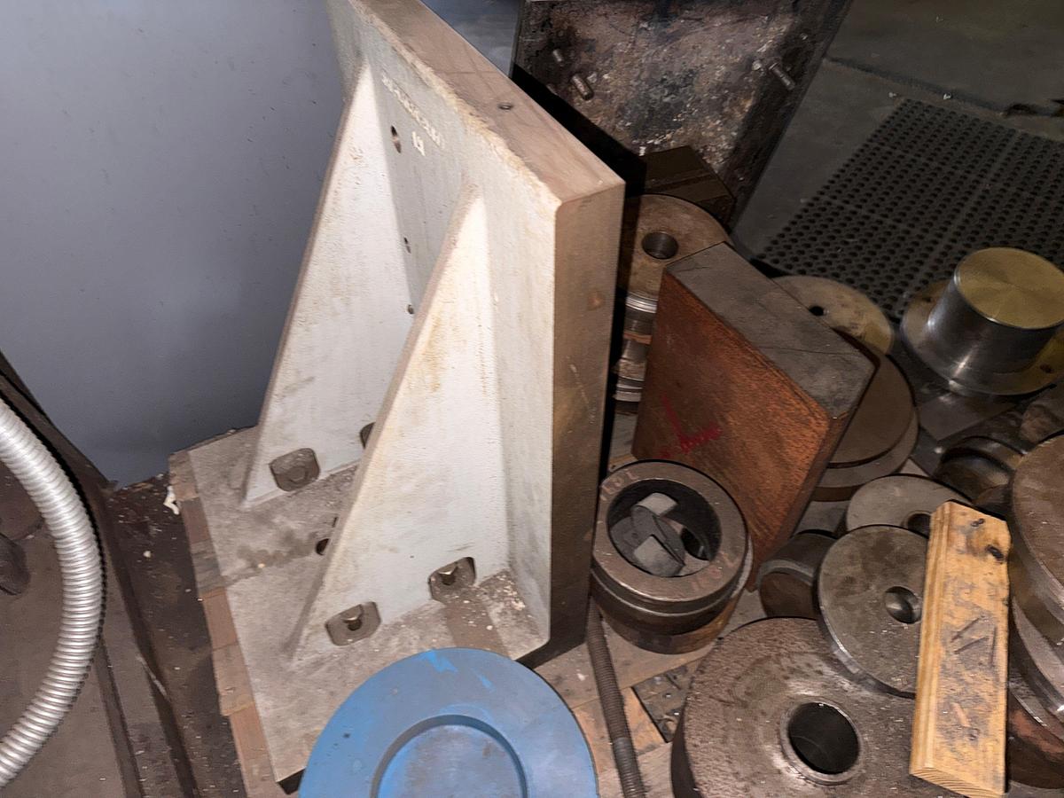 Used PALLET & FLOOR AREA OF MILLING MACHINE FIXTURES