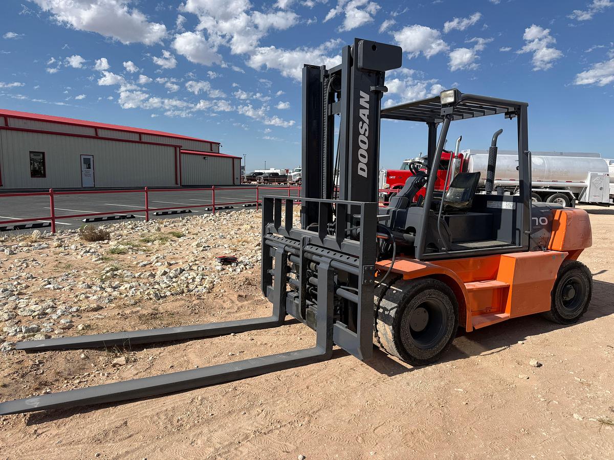 Used Doosan D70S-5 13,550lbs forklift