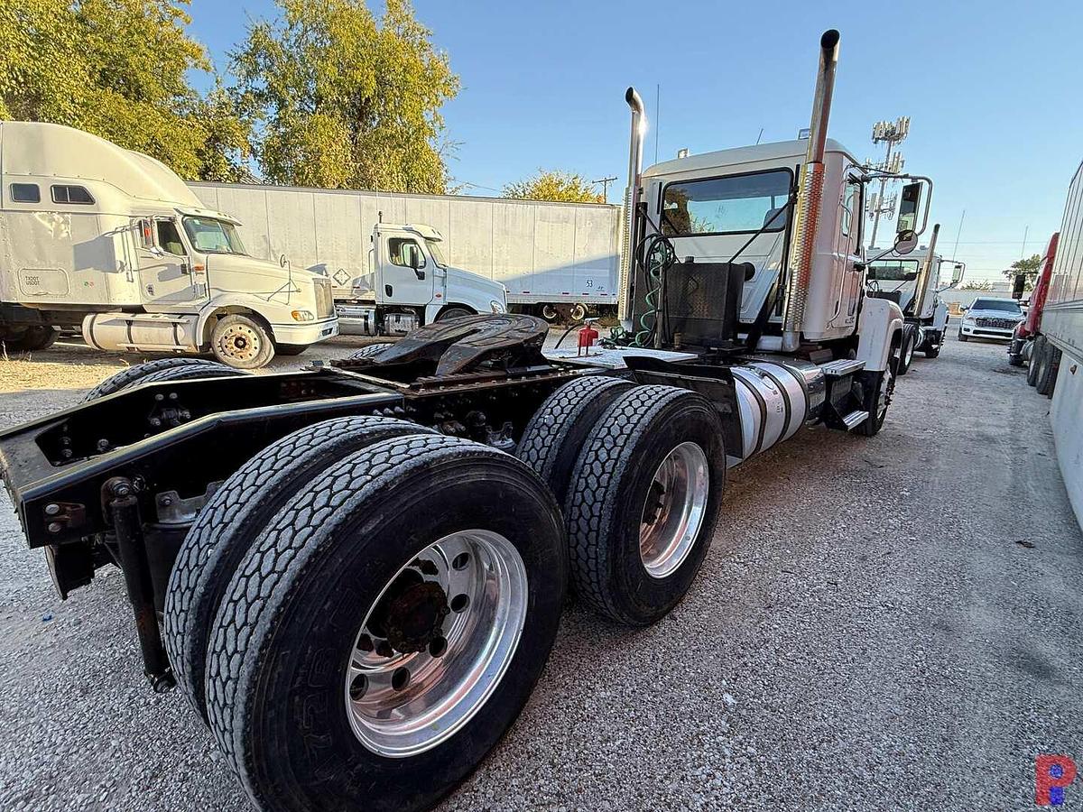 Used 2015 MACK CHU613 PINNACLE T/A DAY CAB TRUCK TRACTOR