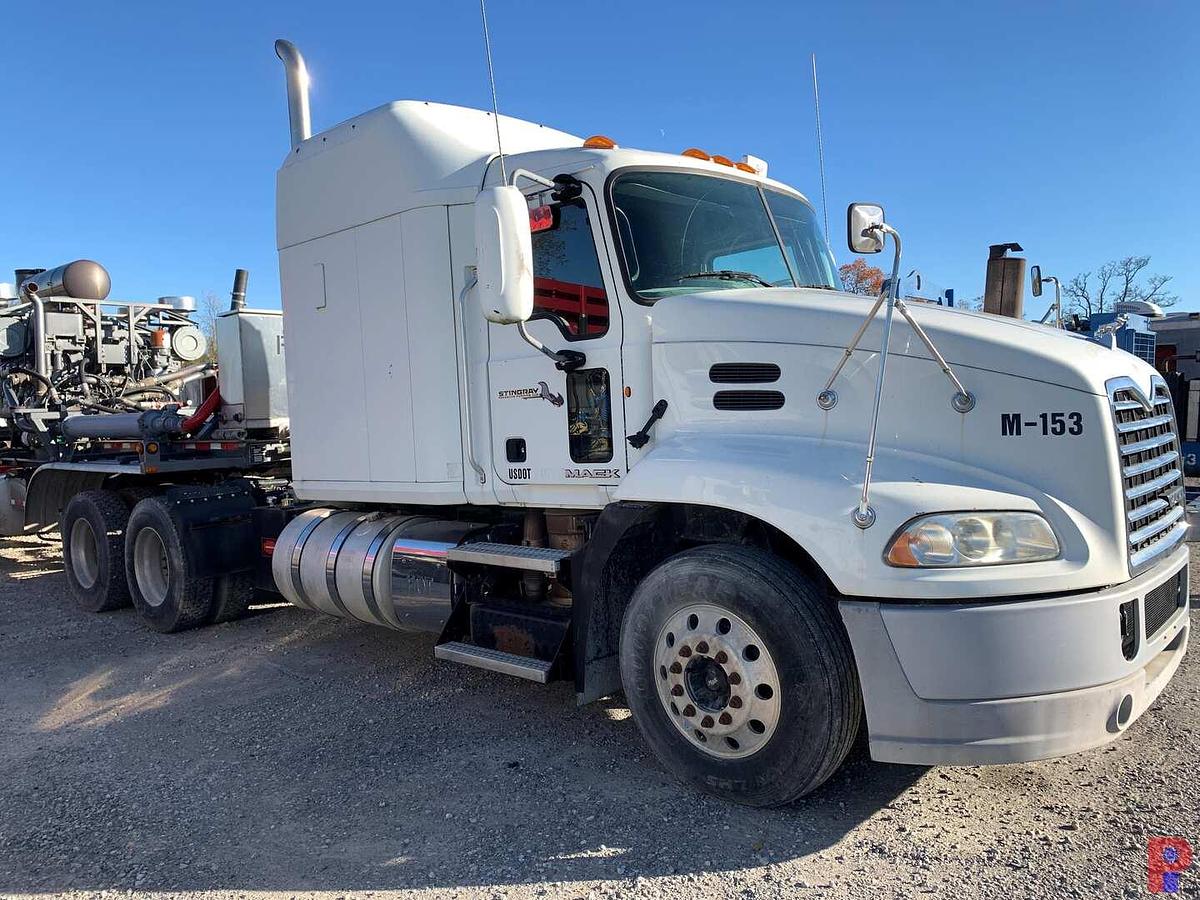 Used 2013 MACK PINNACLE SLEEPER TRUCK