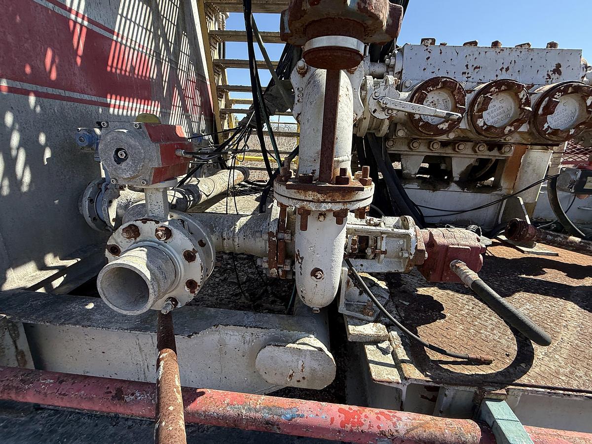 Used OILWELL SA634-5 10K WP TRIPLEX CEMENT PUMP UNIT W/ MIXING TANKS SKIDDED MTD ON 2007 LUFKIN TRI AXLE NARROW NECK LOWBOY