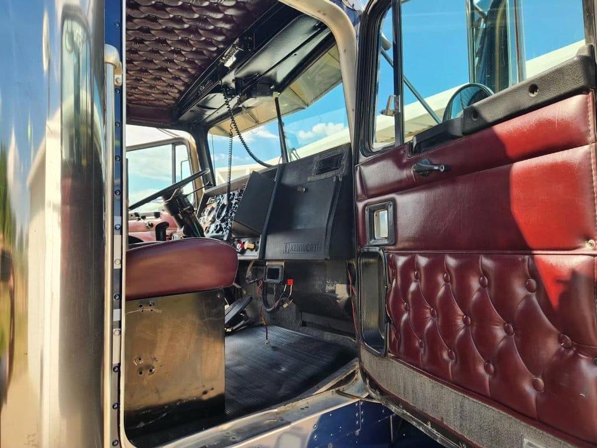 Used 1995 Kenworth T800B T/A SLEEPER TRUCK