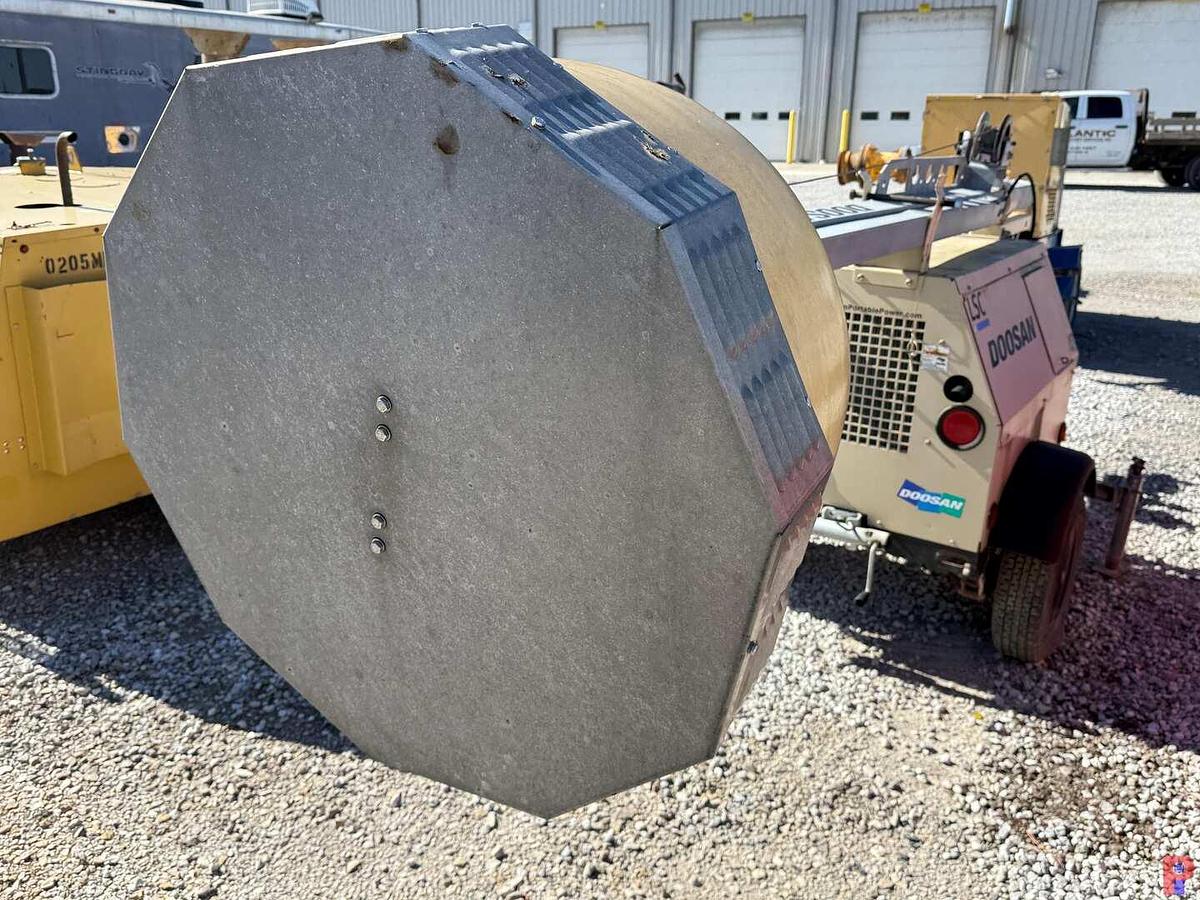 Used DOOSAN LSC TELESCOPING LIGHT TOWER, TOWABLE