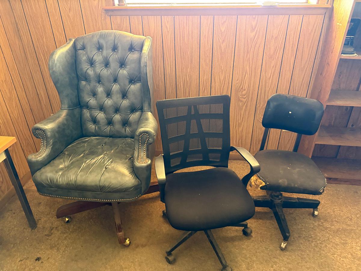 Used ROOM W/ (2) BOOK SHELVES, 5’x2’ TABLE, & (3) CHAIRS