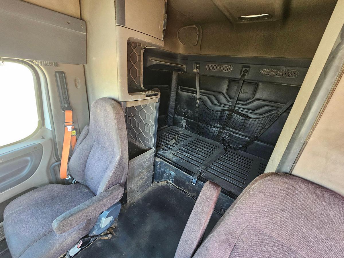 Used FREIGHTLINER CASCAIDA SLEEPER TRUCK
