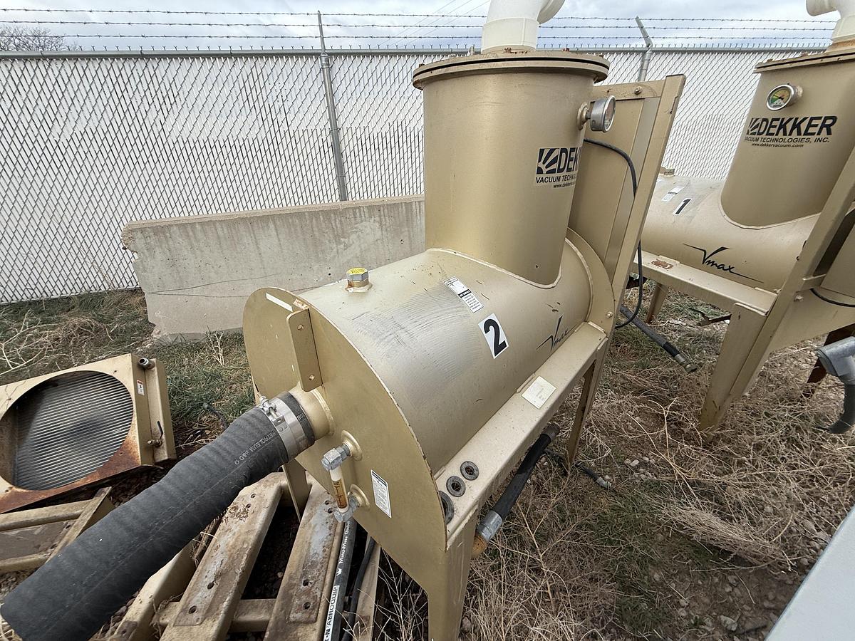 Used DEKKER VACUUM TECHNOLOGIES MOD. DV05500-KA VACUUM PUMP W/ INLET FILTER & HEAT EXCHANGER