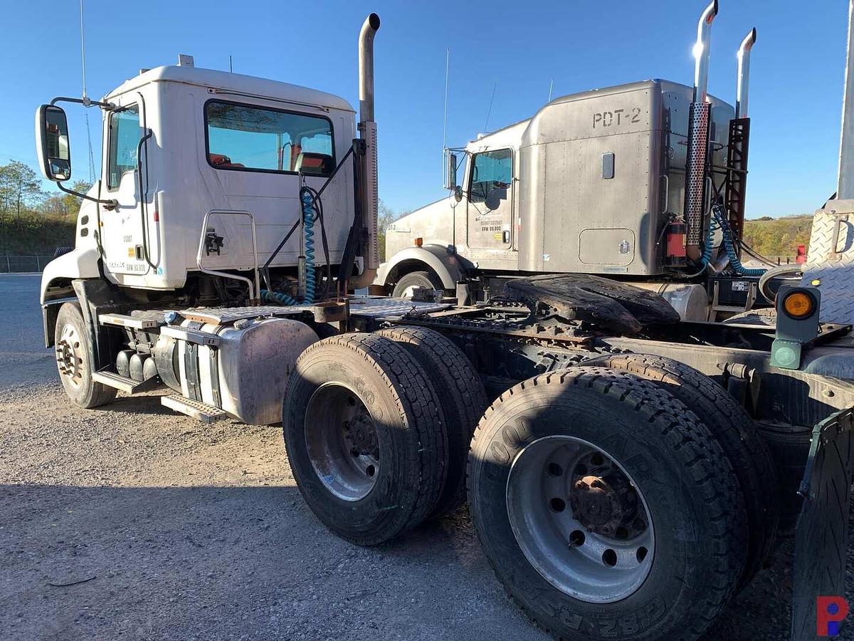 Used 2013 MACK PINNACLE DAY CAB TRUCK