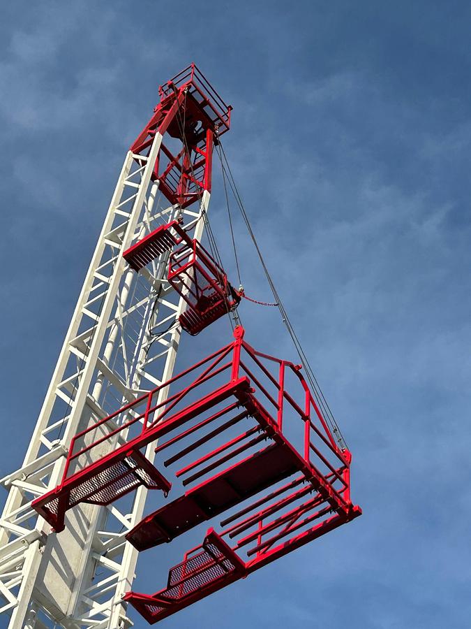 Used FRESHLY REFURBED 2007 CROWN CE600 DD 5 AXLE WELL SERVICE RIG 104'x265K MAST (2026 CAT IV)