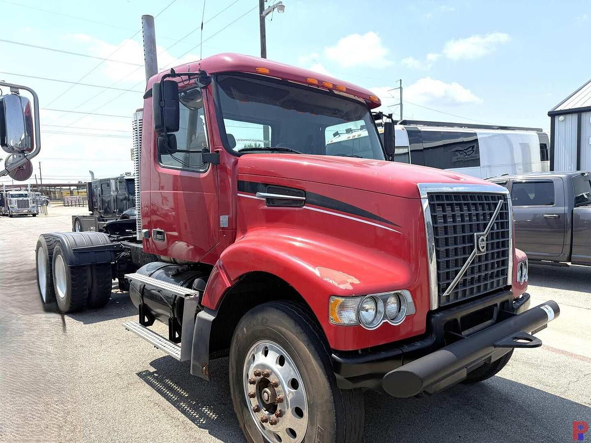 Used 2009 VOLVO VHD T/A DAY CAB TRUCK TRACTOR