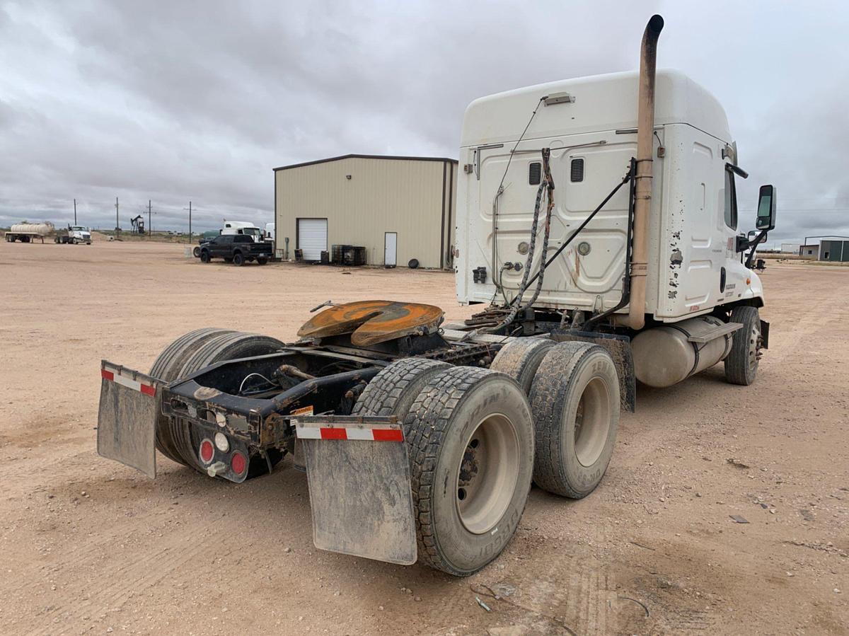 Used 2010 Freightliner Cascadia Sleeper Truck
