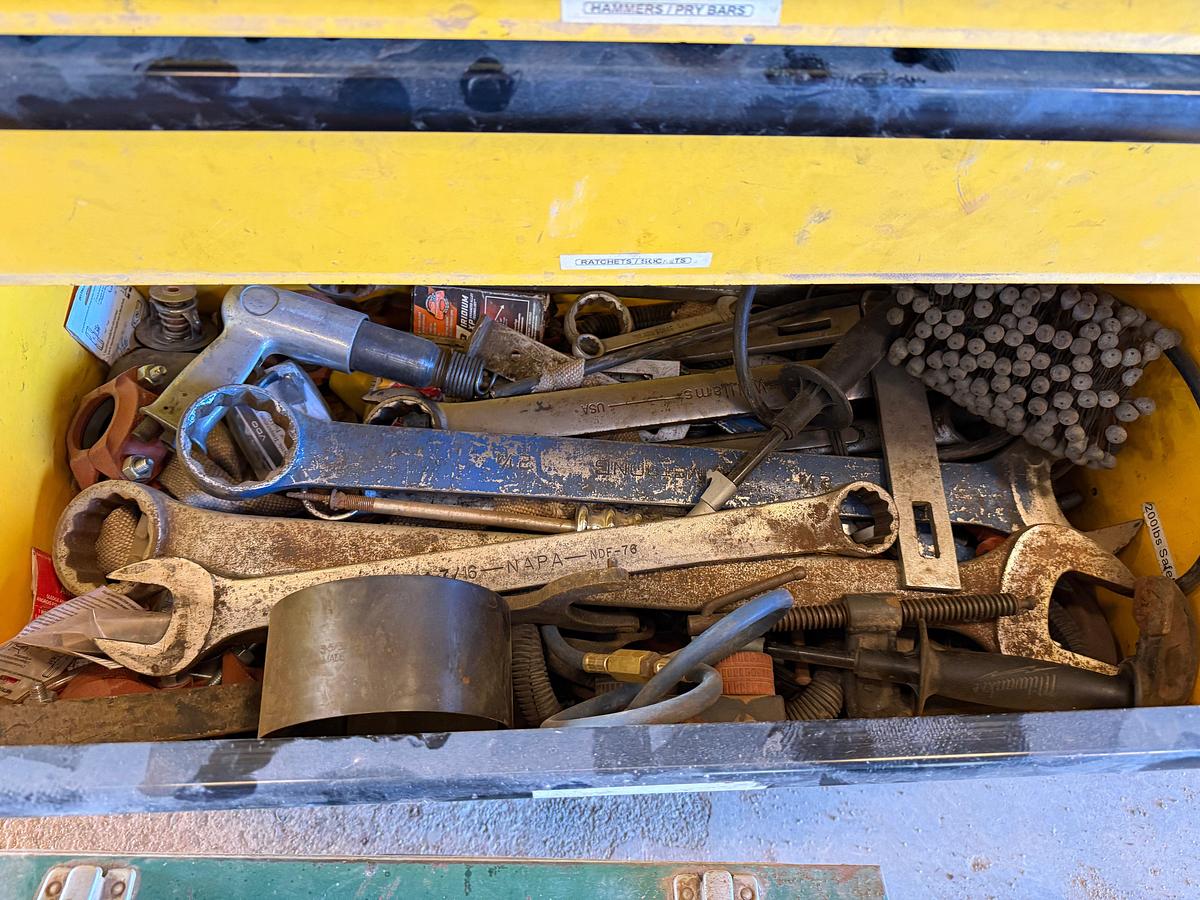 Used LOT OF (7) 2-TON TO 20-TON FLOOR JACKS, (1) 1-1/2 TON CHAIN HOIST, (2) DAYTONA WHEEL DOLLEYS, (6) 10-TON TO 22-TON JACK STANDS
