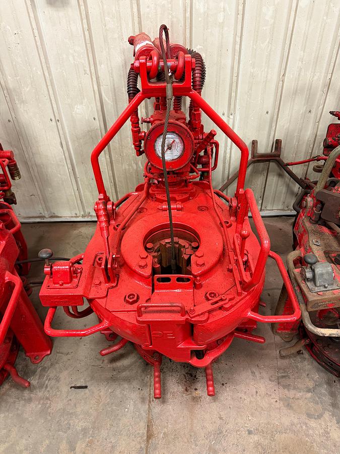 Used OIL COUNTRY 55000 HYDRAULIC POWER TONG W/ AIR BACK-UP & HANGER
