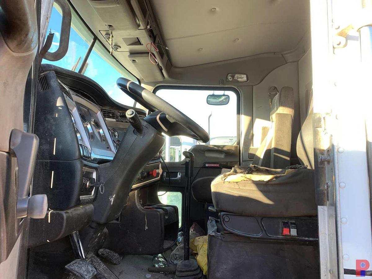 Used 2013 KENWORTH T800 DAY CAB TRUCK
