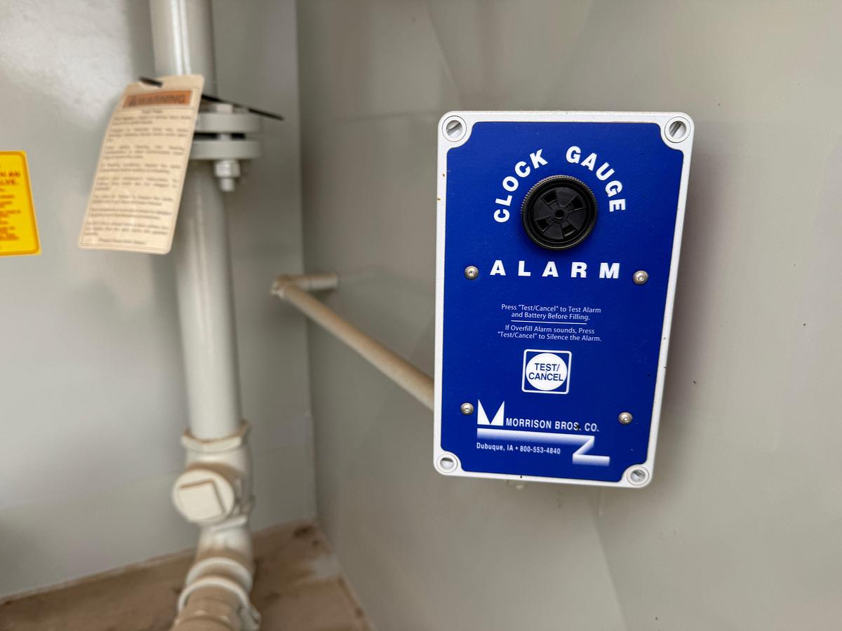 Used (UNUSED) 5,000 GALLON ABOVE GROUND FUEL TANK W/ HOSE, NOZZLE, PUMP, METER, & OVERFILL PROTECTION