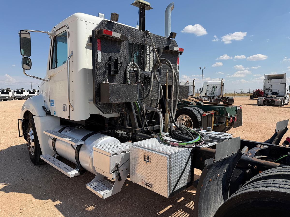 Used 2006 Freightliner Columbia 120 Day Cab Haul Truck