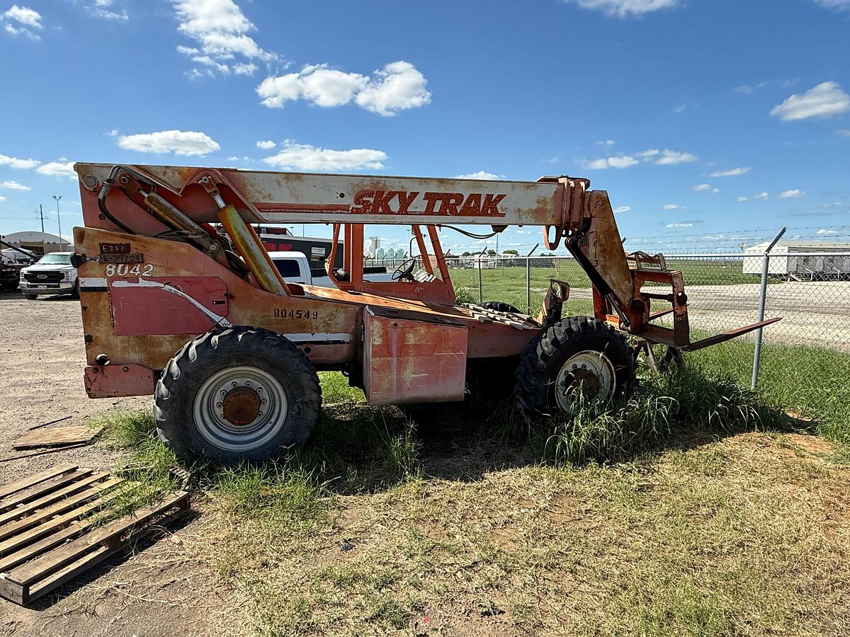 Used SKYTRAK 8042 8K LBS TELESCOPIC FORKLIFT (INOPERABLE)
