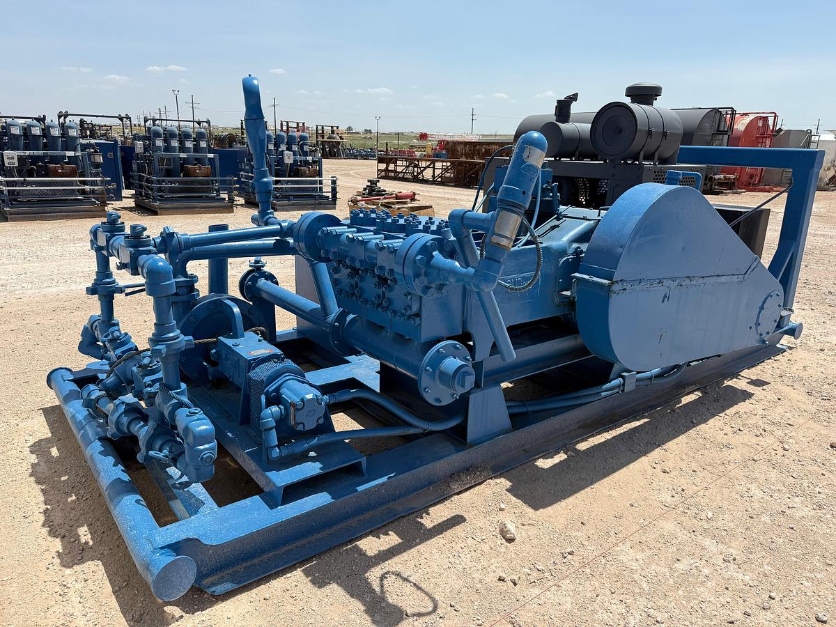 Used SMC T-165-5 5K WP TRIPLEX WELL SERVICE PUMP P/B CUMMINS 6-CYL TURBO DIESEL ENGINE SKIDDED