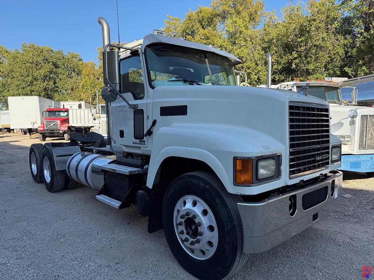 Used 2015 MACK PINNACLE CHU613 T/A DAY CAB TRUCK TRACTOR