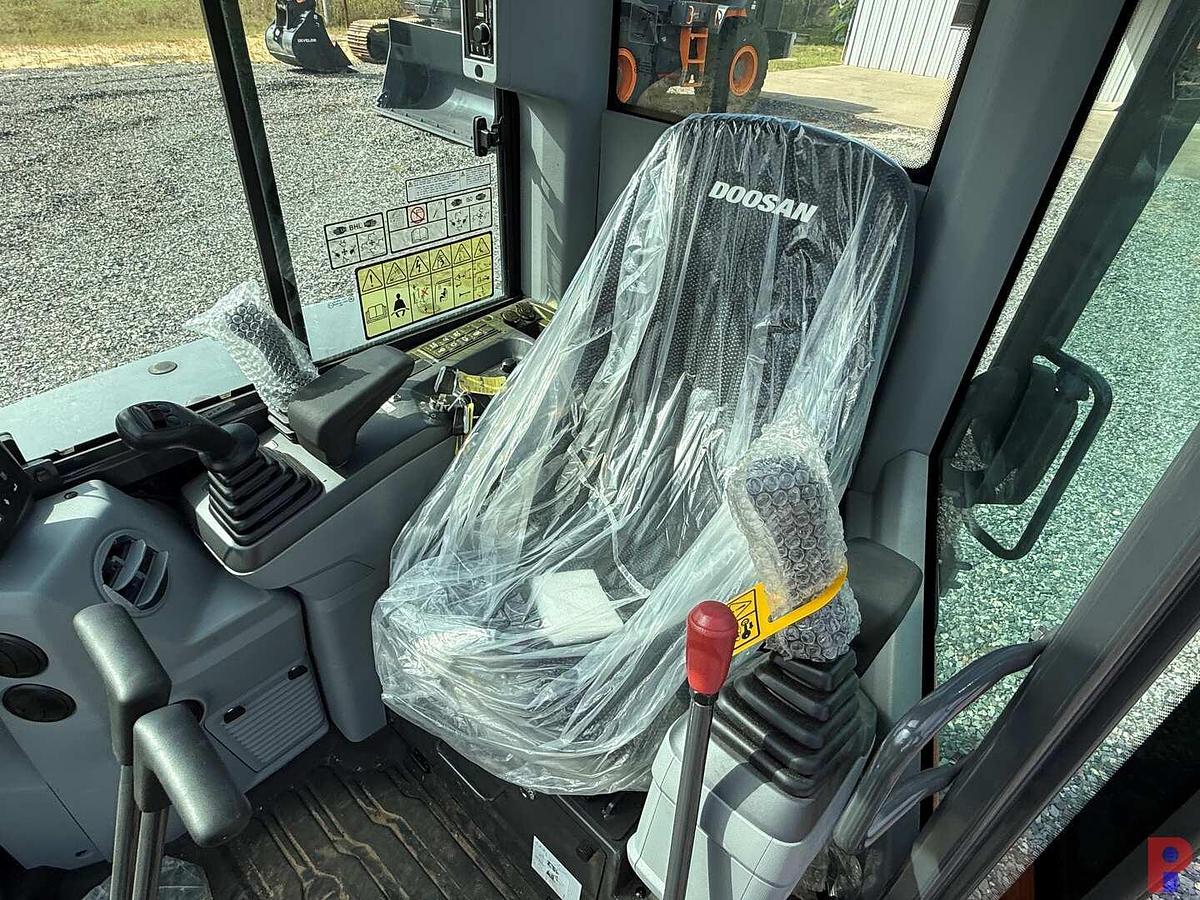 Used (NEW) DEVELON DX27Z-7 COMPACT MINI EXCAVATOR