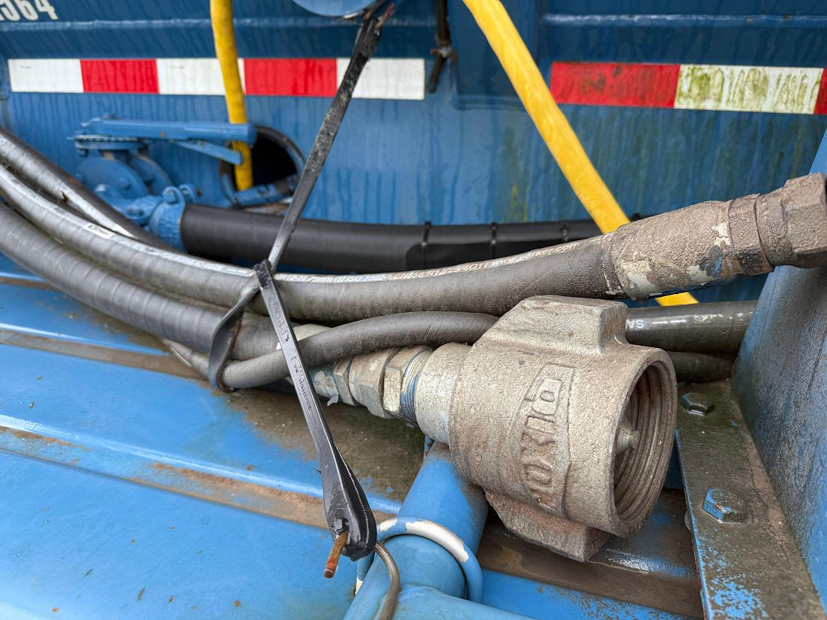 Used 2012 WILCO 4,100 GALLON W/ HYD AGITATORS T/A ACID TRANSPORT TRAILER