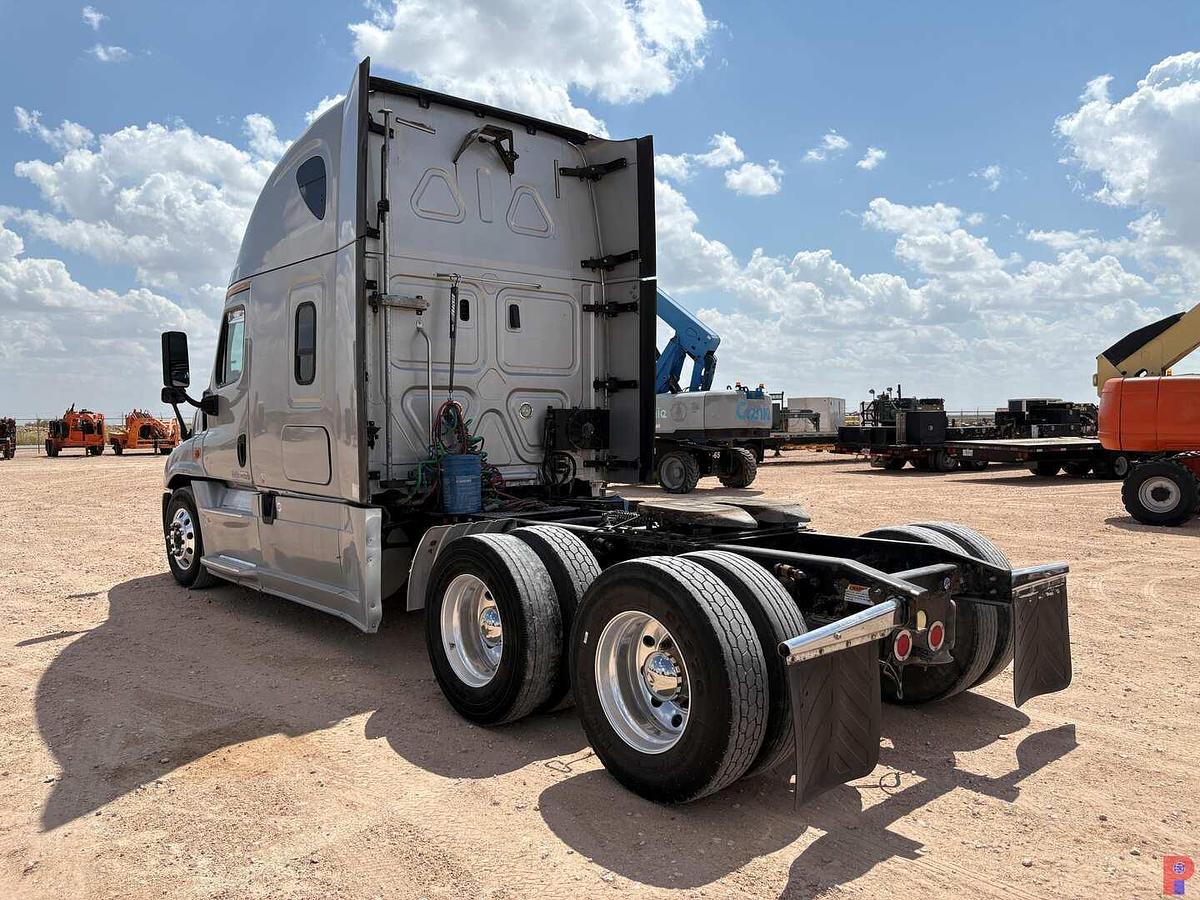 Used 2018 FREIGHTLINER CASCADIA T/A SLEEPER HAUL TRUCK